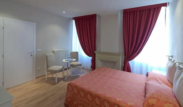 Deluxe, Apartment, 1 Queen and 1 Single Bed, Sofa, Honey Rooms 3/10
