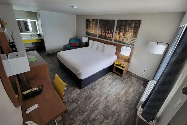 غرفة بسرير كينج لذوي الإعاقة، Days Inn by Wyndham Clanton, AL 4/8