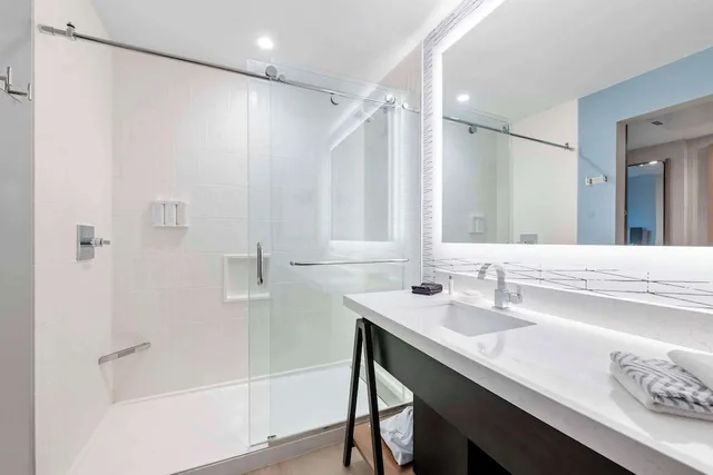 غرفة بسرير كينج مع أريكة، Cambria Hotel Austin Downtown 2/4