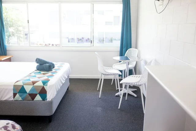 غرفة بسرير مزدوج وسرير فردي، Cairns City Motel 7/10