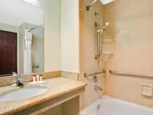 غرفة، Ramada by Wyndham Tukwila Southcenter 2/2