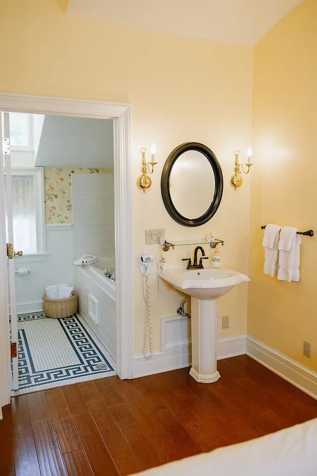 Signature, Suite, Queen Bed, Two Story, Jetted Tub، The Rochester Inn, A Historic Hotel 10/10