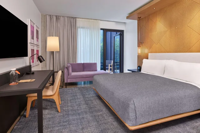 غرفة بسرير كينج بشرفة لذوي الإعاقة، Canopy By Hilton Austin Downtown 2/3