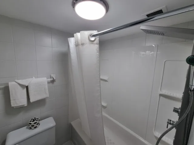 جناح بسرير كينج، Travelodge by Wyndham Trois-Rivieres 7/7