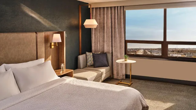 جناح بسرير كينج بغرفة نوم واحدة مع أريكة يُسمح فيها بالحيوانات الأليفة، Hotel RL Cleveland Airport West 2/4