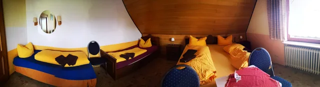 غرفة أساسية رباعية بسرير كينج مع أريكة، B+B Hotel Sonnenmatte Near Badeparadies 10/10