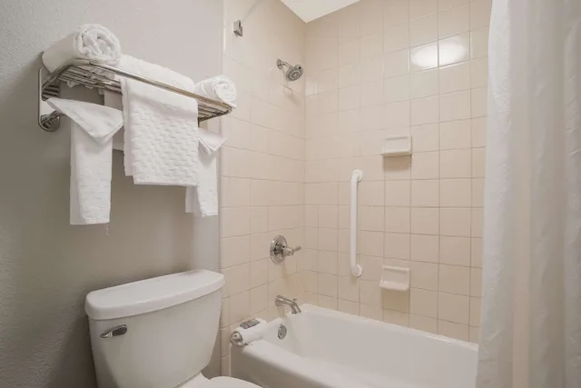 غرفة بسرير كينج مع أريكة، Best Western Flagship Inn 2/2