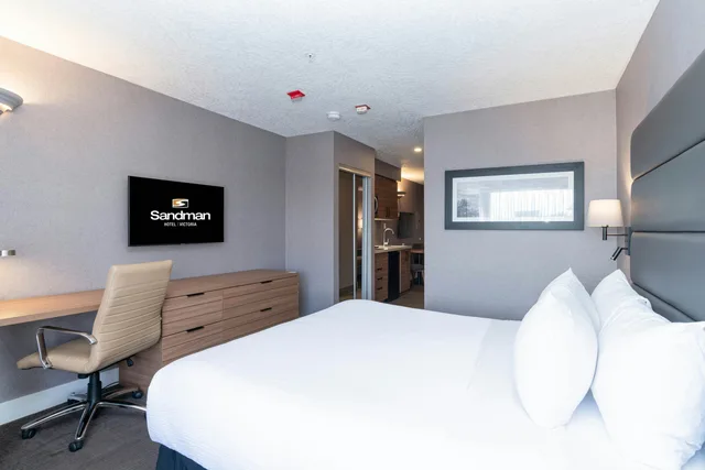 جناح بسرير كينج مع أريكة بمطبخ صغير، Sandman Hotel Victoria 3/5