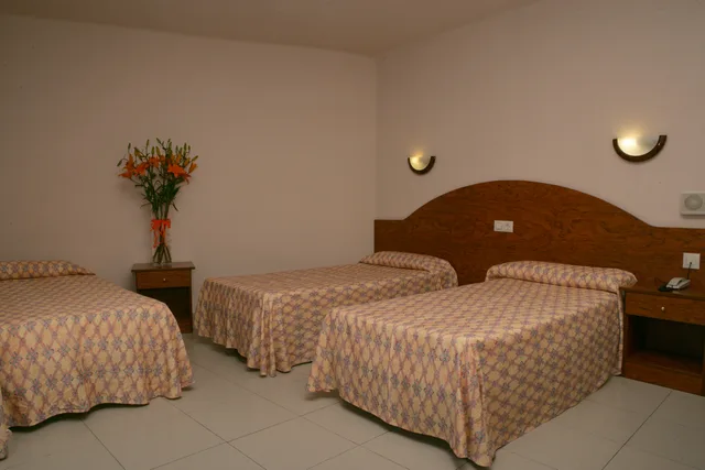 غرفة رباعية بإطلالة على المسبح، Fenals Garden 1/2
