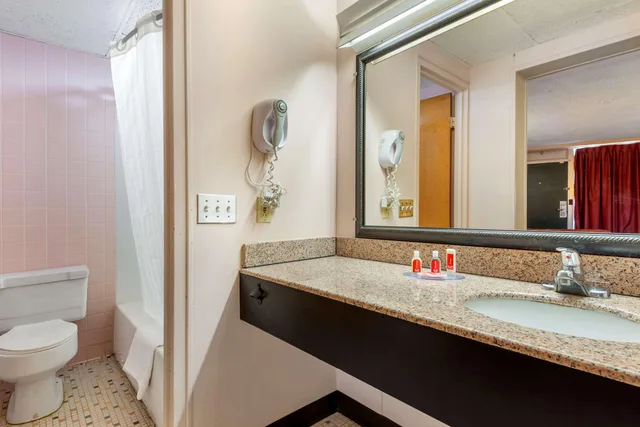غرفة رباعية بسريرين مزدوجين، Econo Lodge Cortland Downtown NY 4/4