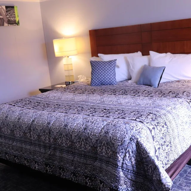 Room, King Bed, River View, Copper Lantern Motor Lodge 2/3