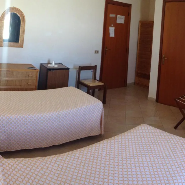 Room, Double or Twin Bed, Hotel Miramare Garzia 2/5