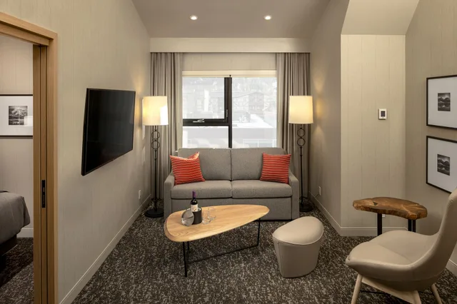 1 Bedroom, Summit, Suite, King Bed, Sofa، Peaks Hotel & Suites 10/10