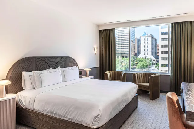 غرفة ديلوكس بسرير كينج بإطلالة على المدينة، The Westley Calgary Downtown, Tapestry Collection by Hilton 1/3
