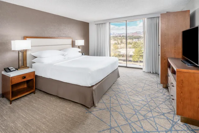 جناح بسرير كينج بغرفتي نوم، Embassy Suite Hotel Colorado Springs 1/1