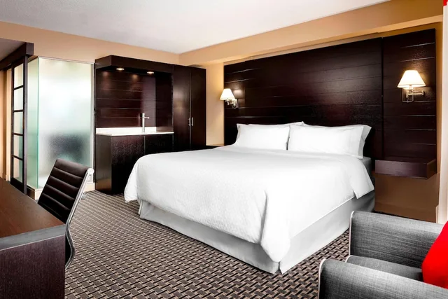 غرفة تنفيذية بسرير كينج، Four Points By Sheraton Meadowvale 1/3