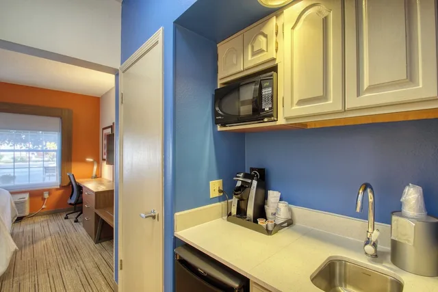 Suite, King Bed, Sofa, Holiday Inn Express Hotel And Suites Oshkosh Sr 41 7/7