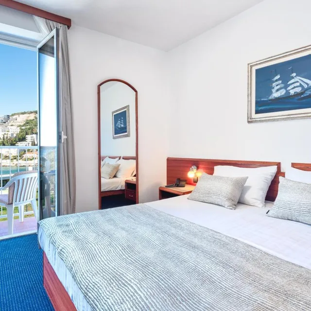 غرفة بسرير مزدوج أو سريرين منفصلين بإطلالة على البحر بشرفة، Hotel Komodor 3/10