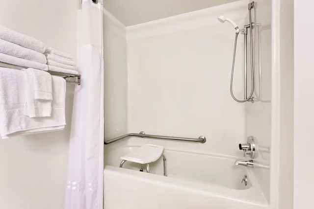 غرفة بسرير كوين لذوي الإعاقة، Ramada by Wyndham Marquette 3/3