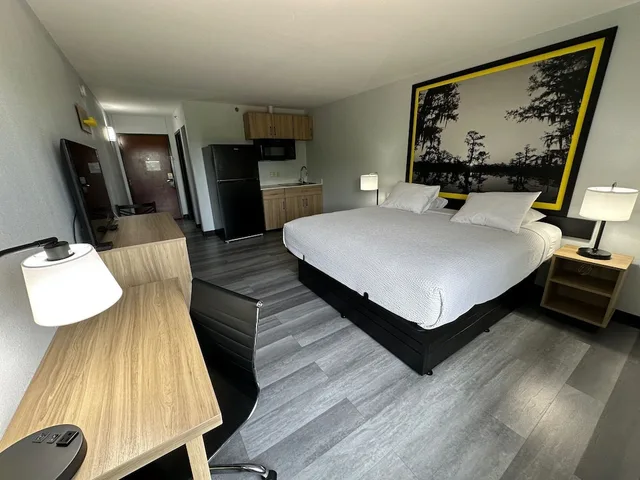 جناح بسرير كينج بمطبخ صغير، Super 8 by Wyndham Alexandria LA 2/5