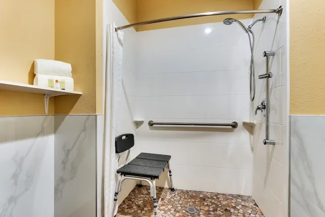 جناح بسريرين كوين مع أريكة لذوي الإعاقة، Captain Apos S Quarters Inn 3/3