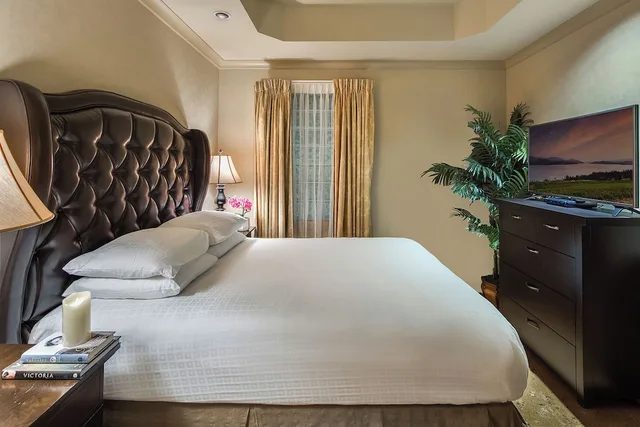 جناح فاخر بسرير كينج وسرير كوين بغرفتي نوم مع أريكة، The Royal Kelowna 3/6