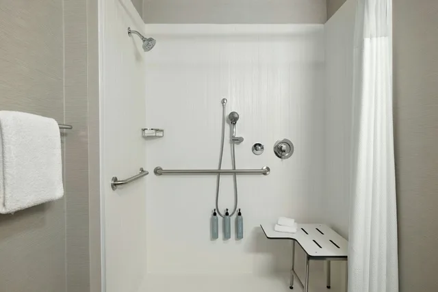 غرفة بسرير كينج مع أريكة لذوي الإعاقة، Courtyard By Marriott Kokomo 6/6