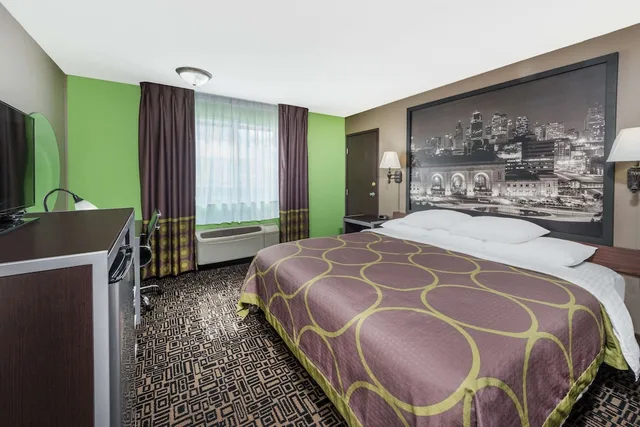 غرفة تنفيذية بسرير كينج مع أريكة، Super 8 by Wyndham Warrensburg 1/4