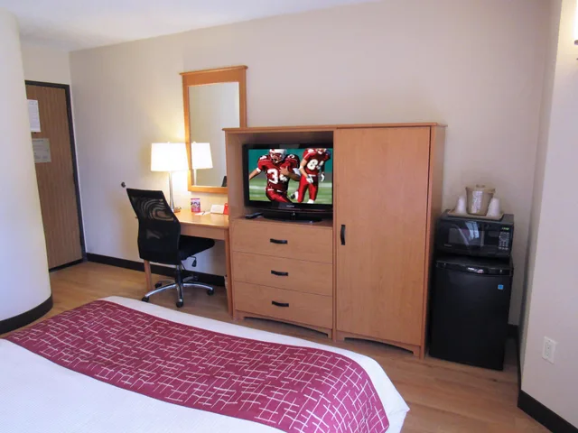 Deluxe, Queen Bed, Accessible, Red Roof Inn Fargo 2/5