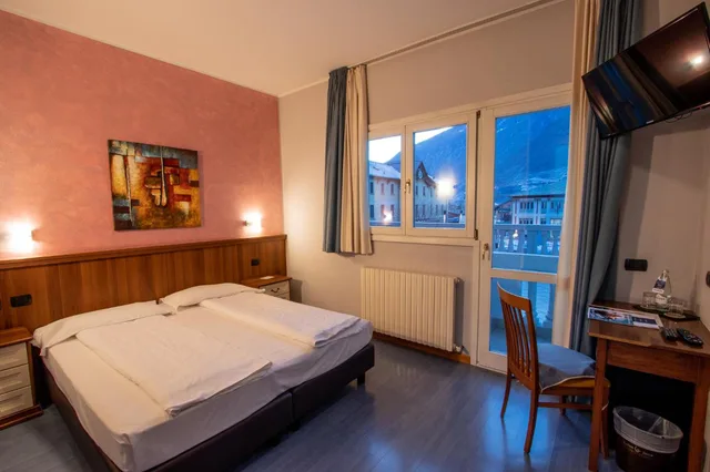 غرفة بسرير كوين، Hotel Bernina 1/3