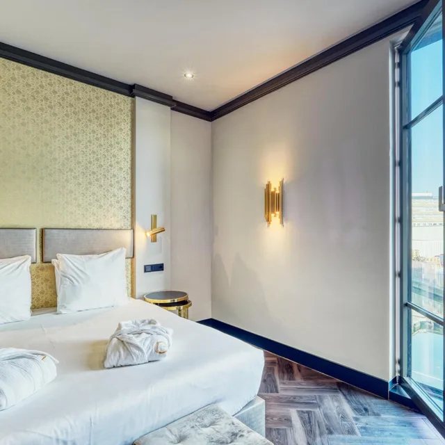 غرفة كبيرة بسرير مزدوج بإطلالة على البحيرة، G Hotel 1/7