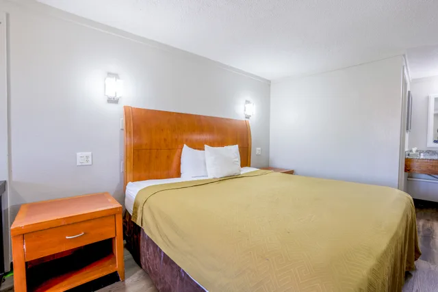 King Bed Non-Smoking, Cozy Garden Inn By OYO Hwy 40 Richmond 3/8