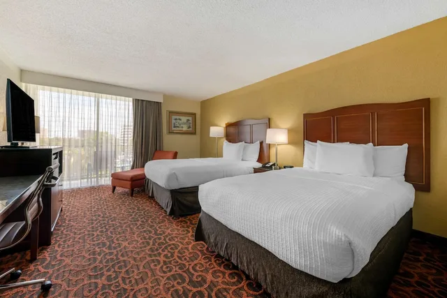 غرفة قياسية بسريرين مزدوجين بشرفة، Best Western Plus North Miami Bal Harbour 4/10