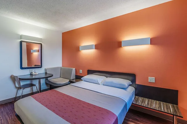 1 King Bed - Mobility Accessible Tub, Nsmk، Motel6 Martinsburg, WV 8/10