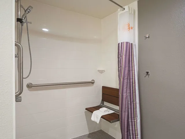 غرفة بسرير كوين لذوي الإعاقة، La Quinta Inn & Suites by Wyndham Baltimore BWI Airport 6/7