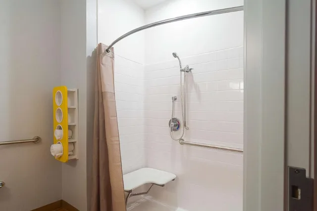 غرفة بسرير كينج بمطبخ لذوي الإعاقة، Motel6 Midland Tx 8/10
