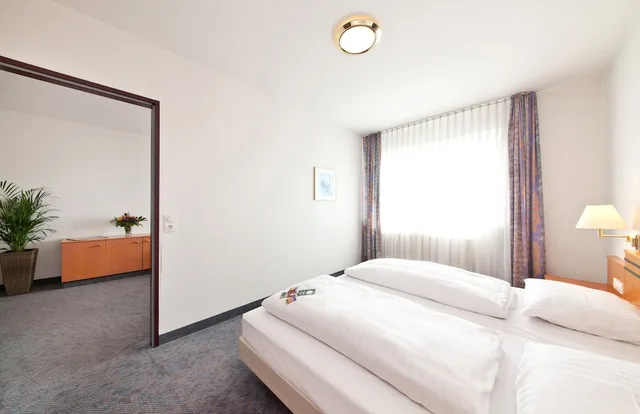 غرفة ثلاثية بسرير مزدوج مع أريكة بمطبخ صغير، acora Leipzig Living the City 4/9