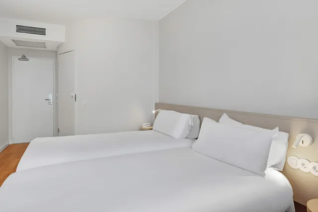 Twin Room, B&B HOTELS Zaragoza Centro 2/4