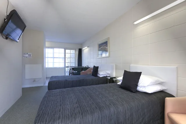 شقة بسرير كوين وسريرين منفصلين بغرفة نوم واحدة، Tudor Motor Lodge 1/7