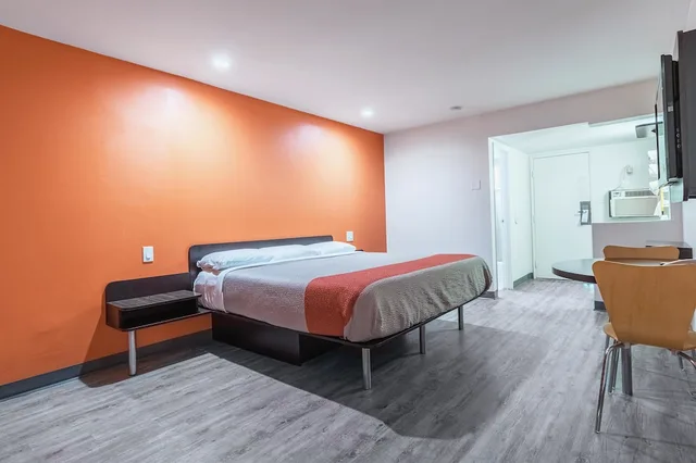 Standard, King Bed, Motel6 Barstow, CA - Route 66 4/10