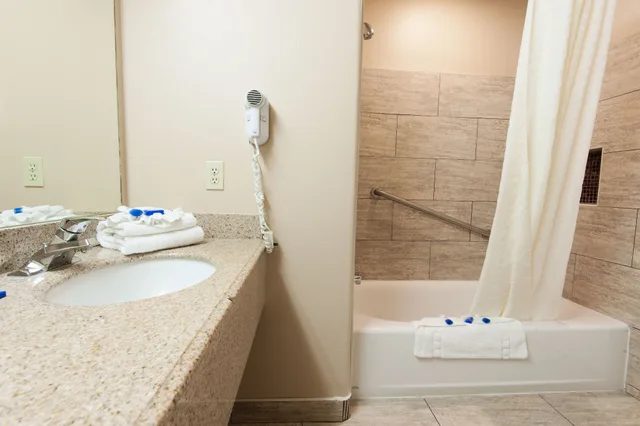 غرفة قياسية كبيرة بسرير كينج مع أريكة، Best Western Escondido Hotel 5/5