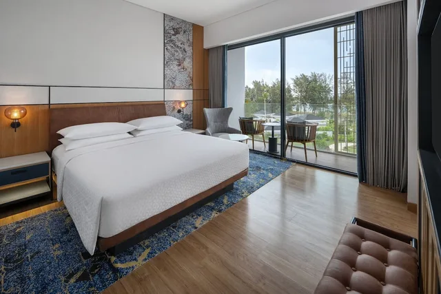غرفة ديلوكس بسرير كينج بإطلالة على المسبح بشرفة، Four Points by Sheraton Bintan, Lagoi Bay 3/5