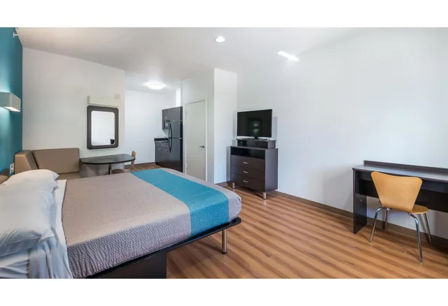 1 King Bed - Non-Smoking, Micfridge، Motel6 Channelview, TX 2/4
