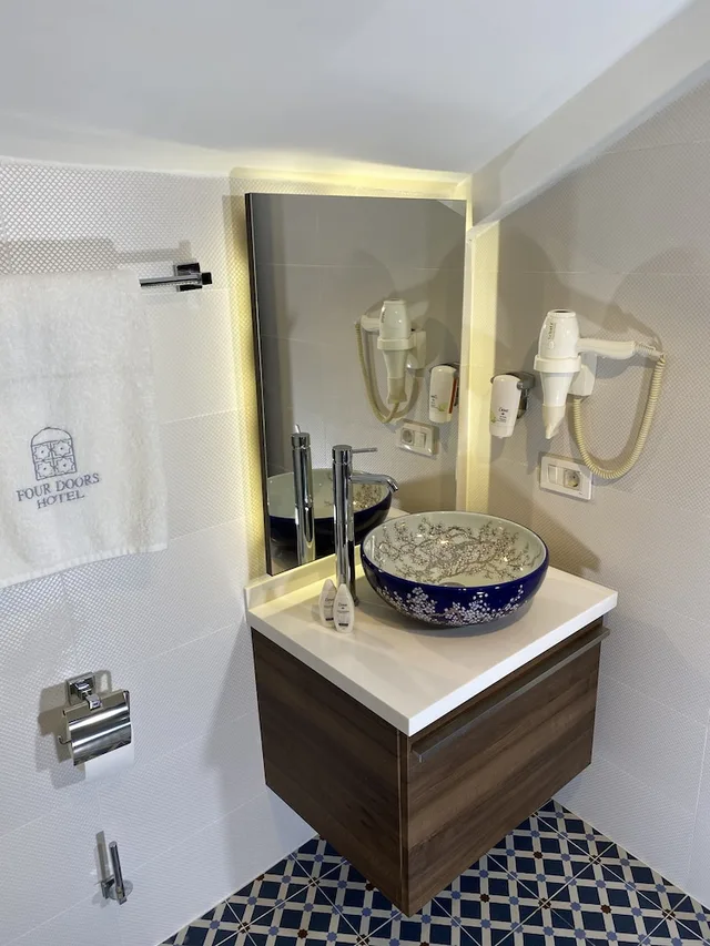 غرفة سوبيريور بإطلالة على البحر، Four Doors Hotel 3/3