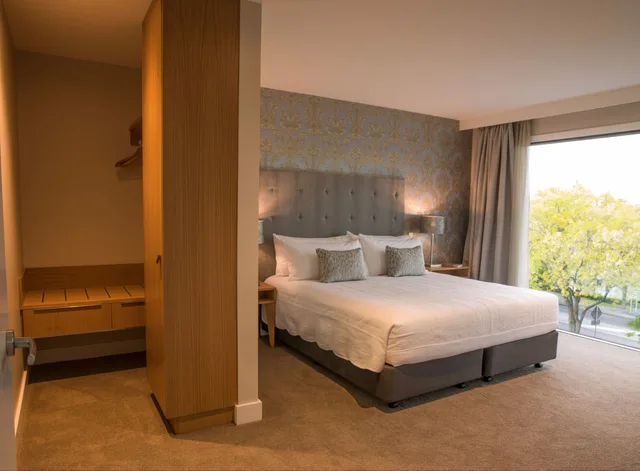 1 Bedroom, Premier, Suite, King Bed, Porters Boutique Hotel 2/5