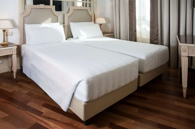 غرفة عائلية بسريرين منفصلين وسرير كوين مع أريكة، Radisson Blu Ghr Hotel Rome 1/6
