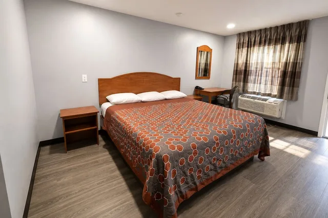 غرفة بسرير كينج، Stay Inn Checotah near Eufaula Lake 5/10