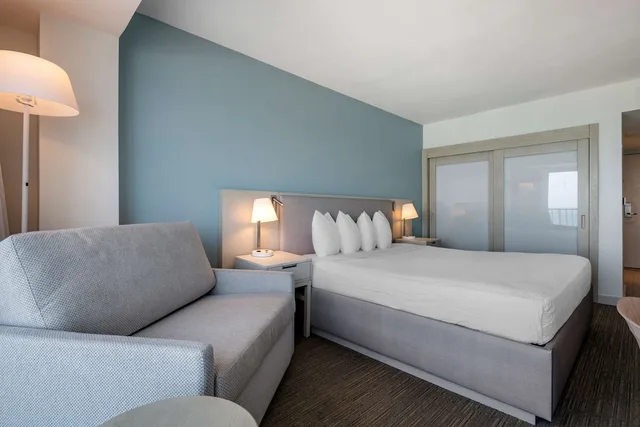 غرفة بسرير كينج مع أريكة، Condado Palm Inn San Juan, Tapestry Collection by Hilton 1/3