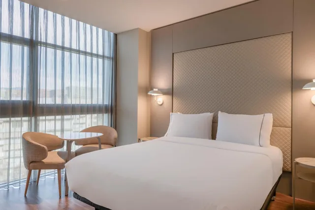 غرفة بسرير كوين، AC Hotel Som by Marriott 10/14