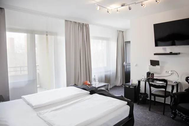 غرفة كومفورت بسرير كينج بشرفة، Hotel Les Nations 10/10